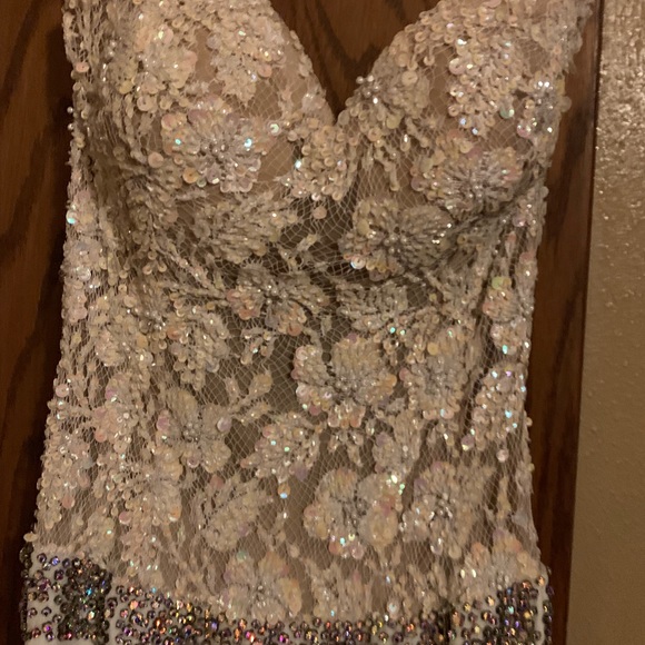 Prom dress or wedding does have smoke smell - Picture 2 of 8